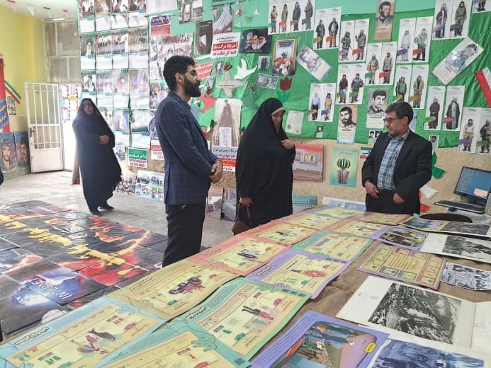 حضور معاون محترم آموزش ابتدایی ناحیه در مدرسه و بازدید از نمایشگاه دهه ی فجر